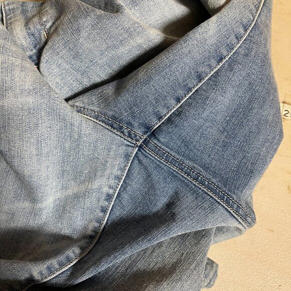 Westport Signature Fit Light Wash Capri Jeans – 24W - Picture 11 of 11